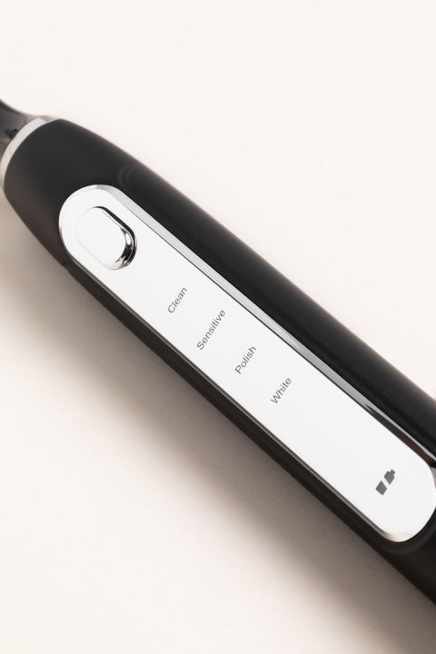 La Première Brosse à Dents électrique intelligente avec Technologie LED Blanchissante Intégrée"
