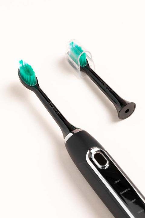 La Première Brosse à Dents électrique intelligente avec Technologie LED Blanchissante Intégrée"